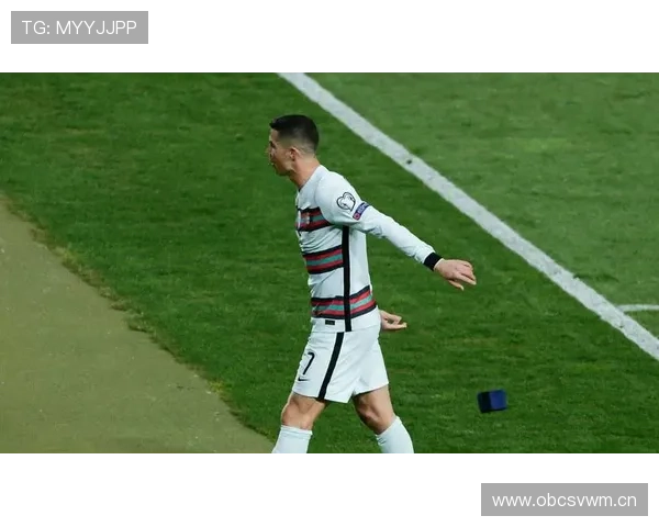 曼联重建逻辑面临短期成绩与长期体系冲突,对赛季发展走势带来双重压力 曼联重建逻辑面临短期成绩与长期体系冲突,对赛季发展走势带来双重压力