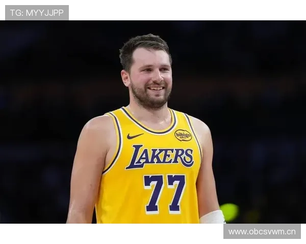 刚刷到卢卡·东契奇街边吃泡面，旁边那辆车瞬间把我拉回现实