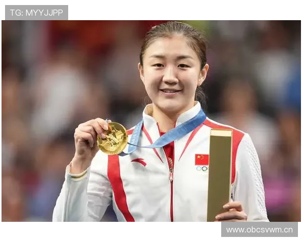 陈梦素颜像隔壁小妹，行李箱奢成了主角